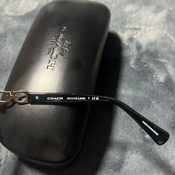 Women’s Coach kissing C’s black sunglasses - Picture 3 of 5